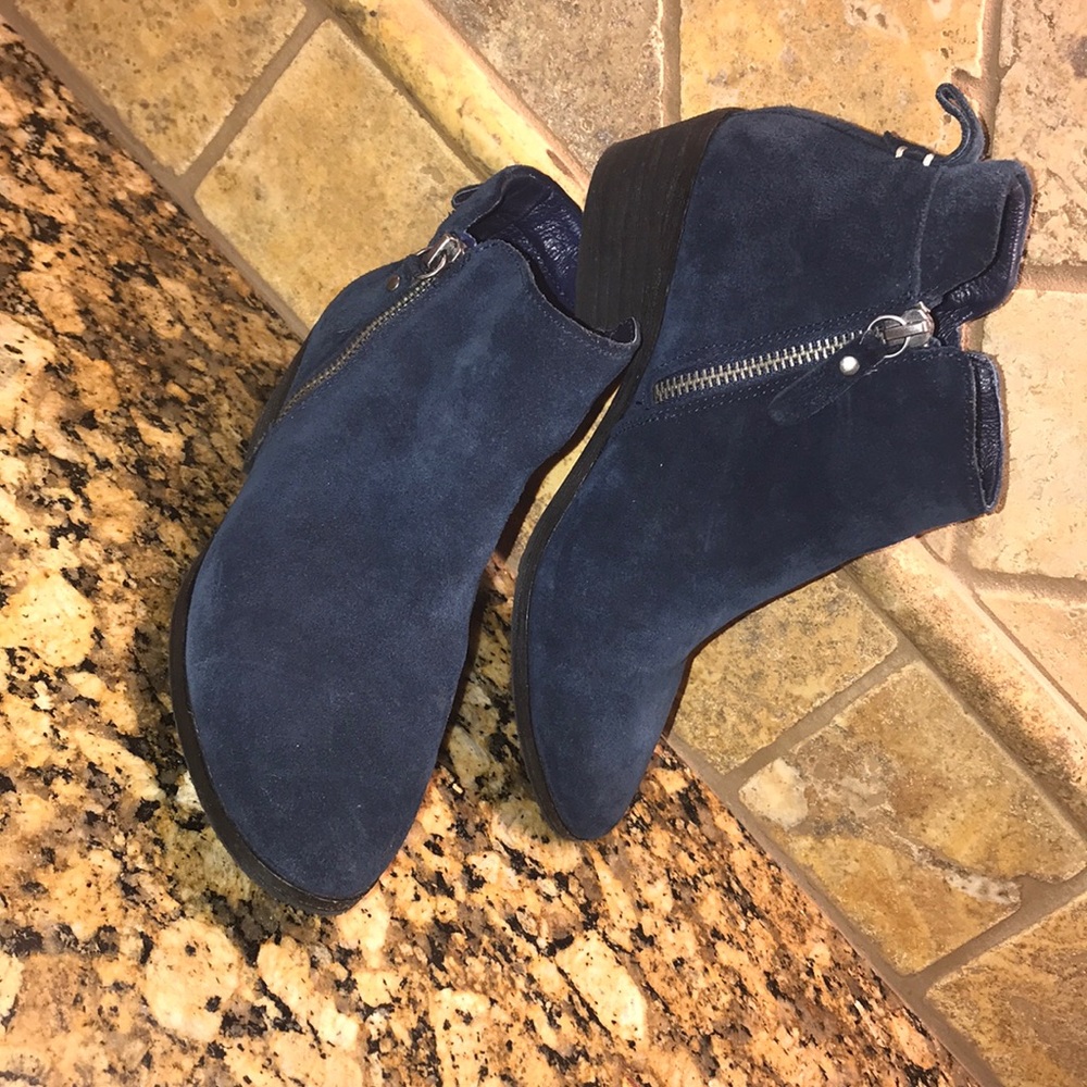 Blue suede ankle boot, 6M